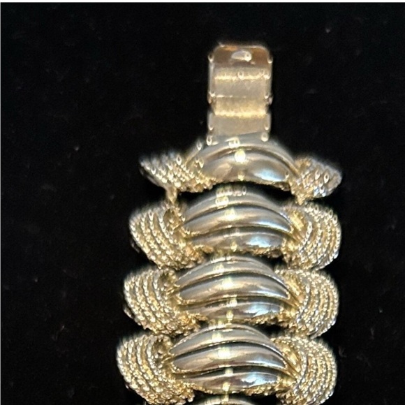 VINTAGE CORO GOLD PLATED SIGNED BRACELET - Picture 6 of 8